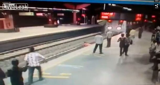 VIDEO: Una mujer se suicida tirándose bajo el subte