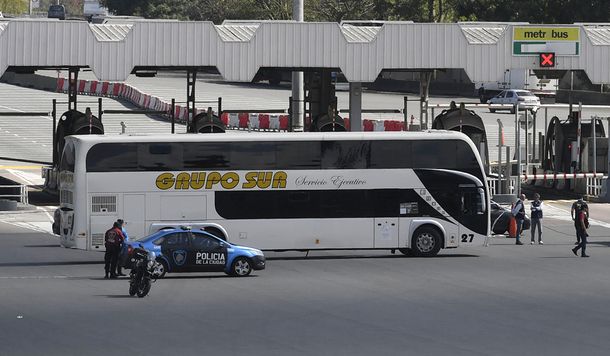 Cuarentena obligatoria: detienen en Parque Avellaneda a otro micro con extranjeros procedentes de Mendoza