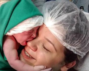 La foto de una hija conociendo a su madre se volvió viral