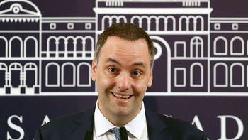 Denunciaron penalmente a Adorni por incluir a su esposa en la comitiva oficial a Nueva York