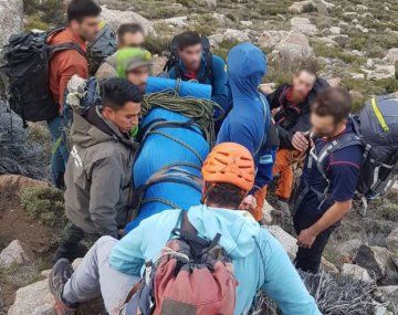 Un escalador cayó desde una montaña y se salvó