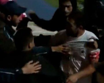 Jugadores subieron a la platea a pelear con los barrabravas