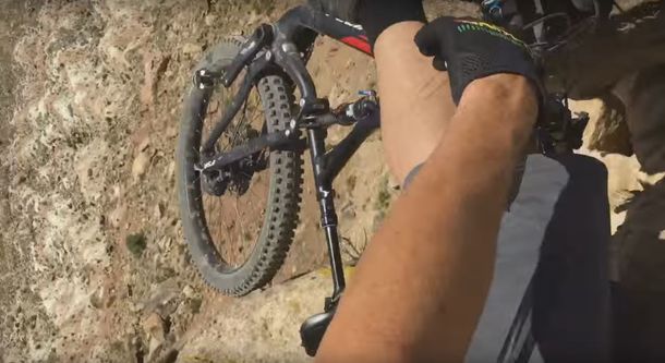VIDEO: Quiso hacer una prueba con la bicicleta y casi se cae al precipicio