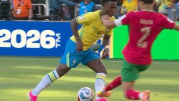 Polémica en Nueva Jersey: la plancha de Hakimi sobre Vinícius que el VAR no revisó Polémica en Nueva Jersey: la plancha de Hakimi sobre Vinícius que el VAR no revisó