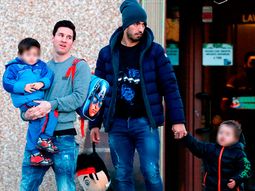 las fotos de lionel messi y luis suarez junto a sus hijos a la salida del jardin de infantes las fotos de lionel messi y luis suarez junto a sus hijos a la salida del jardin de infantes