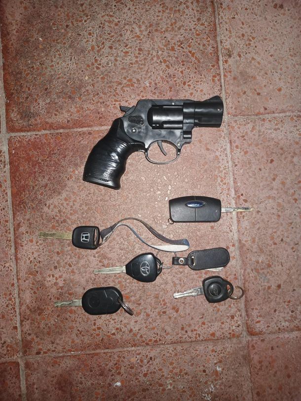Algunos de los elementos secuestrados por la Policía durante los allanamientos en Avellaneda Algunos de los elementos secuestrados por la Policía durante los allanamientos en Avellaneda