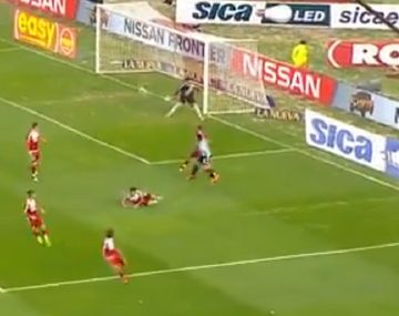 El fallido despeje de Martínez Quarta