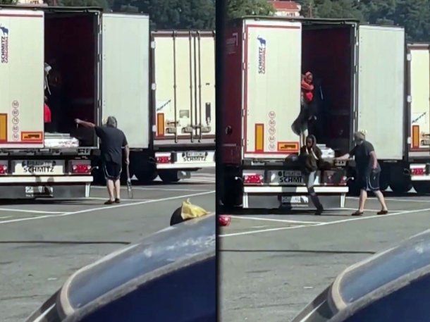 Italia: un hombre bajó a latigazos a un grupo de mujeres de un camión