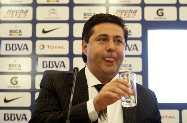 Angelici salió al cruce de Passarella y defendió a Grondona