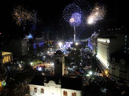 una multitud celebro el 205 aniversario de la revolucion de mayo una multitud celebro el 205 aniversario de la revolucion de mayo