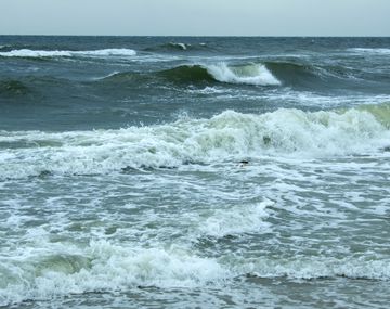 Una ola lo mandó al hospital