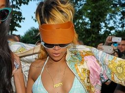 rihanna marca tendencia con su tatoo en la playa rihanna marca tendencia con su tatoo en la playa