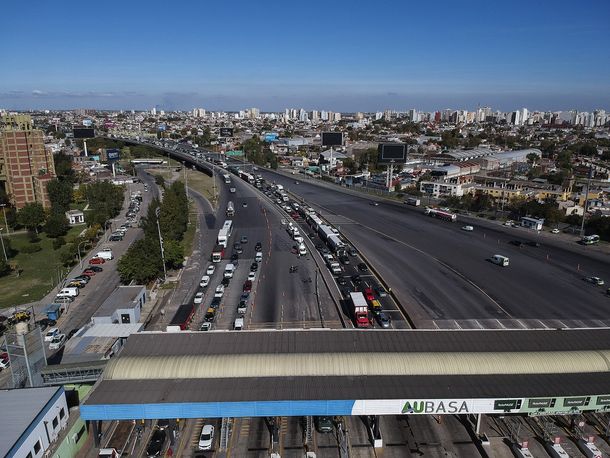 Tránsito en cuarentena: largas filas en la autopista Buenos Aires-La Plata