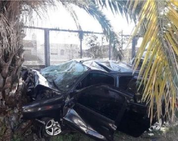 Un auto chocó contra una palmera y murieron tres jóvenes