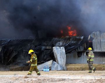 Voraz incendio en una fábrica de envases flexibles en Luján