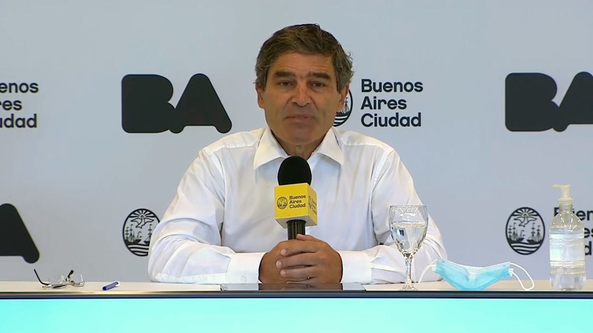 Fernán Quirós reiteró las disculpas por el descontrol en la vacunación: Debimos haberlo previsto