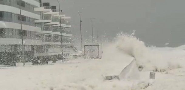 VIDEO: El ciclón extratropical llenó de espuma marina las calles de Punta del Este