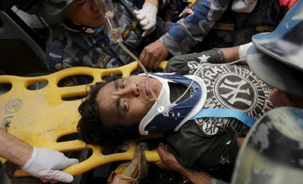 Milagro en Nepal: un joven sobrevivió cinco días bajo los escombros