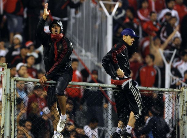 Incidentes: hinchas de River quisieron suspender el partido