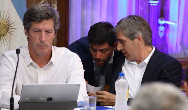 El ministro de Finanzas le da el papelito a su secretario