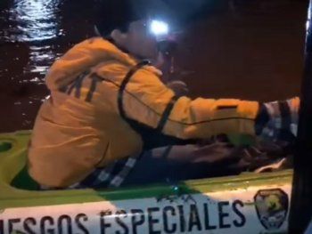 Rescataron en kayak a pasajeros de un colectivo inundado en Mar del Plata
