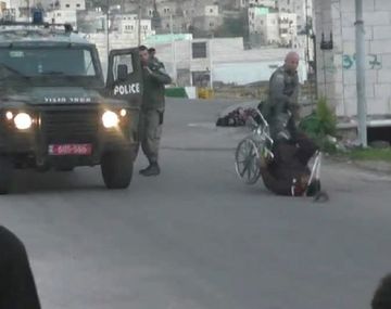 Un policía israelí tiró al piso a un palestino discapacitado