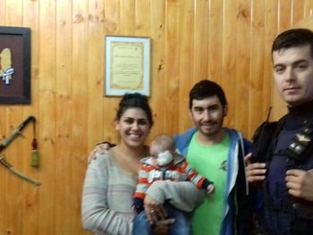 Los papás del bebé fueron a agradecer a los policías