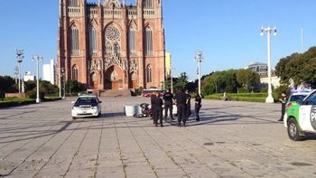 Una moto embistió la piedra fundamental de La Plata en la plaza Moreno Una moto embistió la piedra fundamental de La Plata en la plaza Moreno