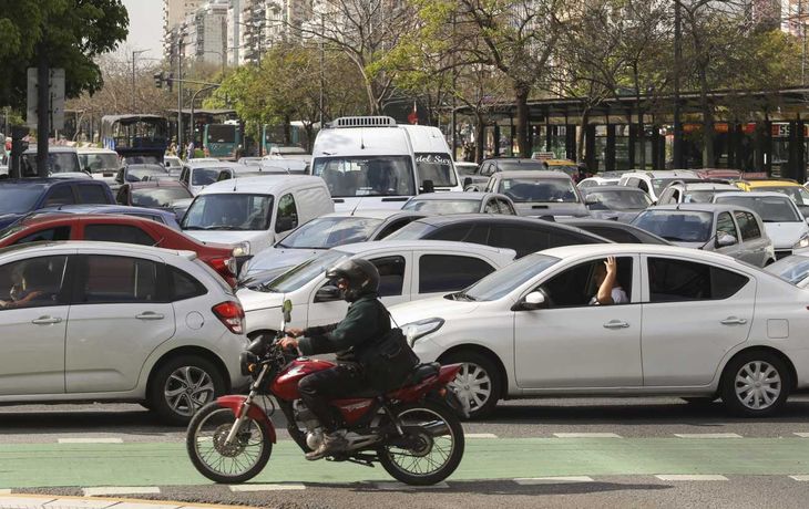 Tráfico: gran caudal de vehículos en los accesos a la Ciudad.