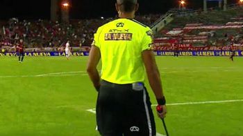 debuto el sistema de seis arbitros, aunque no tuvieron nada que hacer