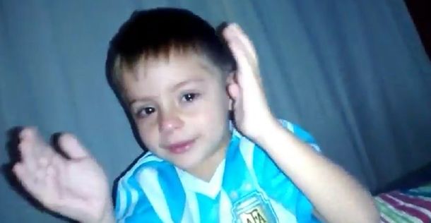 Conmovedor: entre llantos y súplicas, dos nenes le piden a Messi que no se vaya