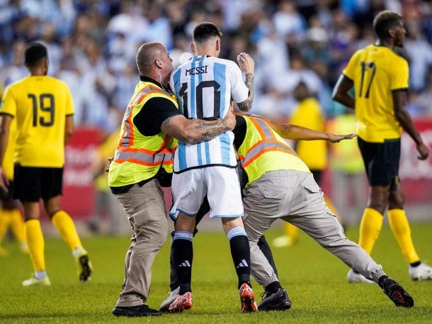 Así quedó la espalda del fanático de Lionel Messi que se metió a la cancha para que se la firme