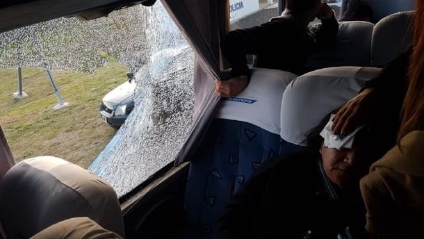 Hirieron de un piedrazo a una mujer que iba en un micro en la Buenos AIres - La Plata