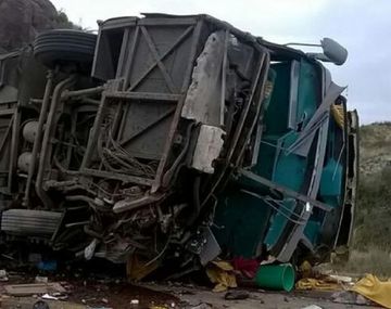 Volcó un micro en Mendoza y hay al menos 12 muertos - Crédito: Día del Sur 