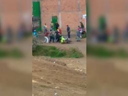 Empezó como un ataque aislado y pronto se reunieron cientos de personas para pegarle a tres hombres