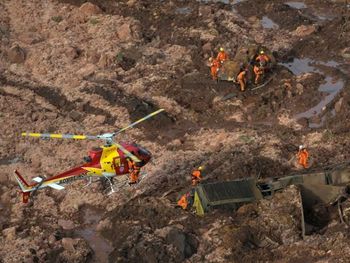 Rescataron a 100 personas de la represa derrumbada en Brasil