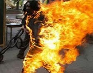 Se prendió fuego desesperado por la falta de trabajo