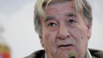 El presidente de la Comisión Normalizadora de AFA, Armando Pérez, aseguró que desde su llegada se mejoró la situación financiera de la institución y reveló que disminuyó la deuda de 60 a 4,6 millones de pesos. El presidente de la Comisión Normalizadora de AFA, Armando Pérez, aseguró que desde su llegada se mejoró la situación financiera de la institución y reveló que disminuyó la deuda de 60 a 4,6 millones de pesos.