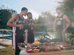 Manu Ginóbili les hizo un asado a Paul Gasol, Patrick Mills y Danny Green Manu Ginóbili les hizo un asado a Paul Gasol, Patrick Mills y Danny Green
