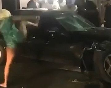 A lo Kung fu: rompió la ventana de un auto a patadas