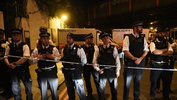 Una camioneta atropelló a peatones afuera de una mezquita en Londres Una camioneta atropelló a peatones afuera de una mezquita en Londres