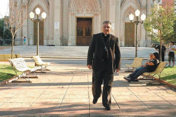 Presionado por el Vaticano, renunció cuestionado obispo argentino
