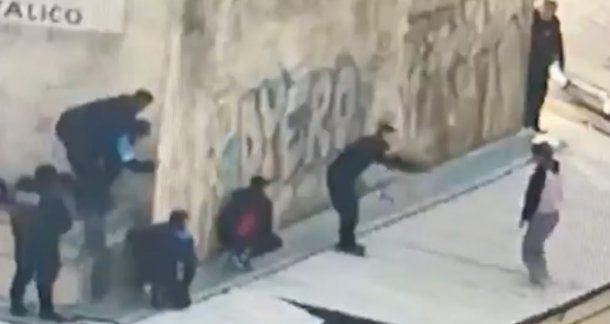 Emocionante rescate de un nene en La Boca.