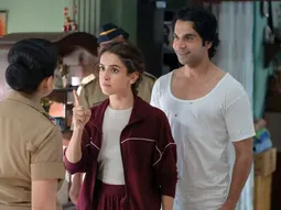 La película que combina comedia, intriga y un tono sombrío La película que combina comedia, intriga y un tono sombrío