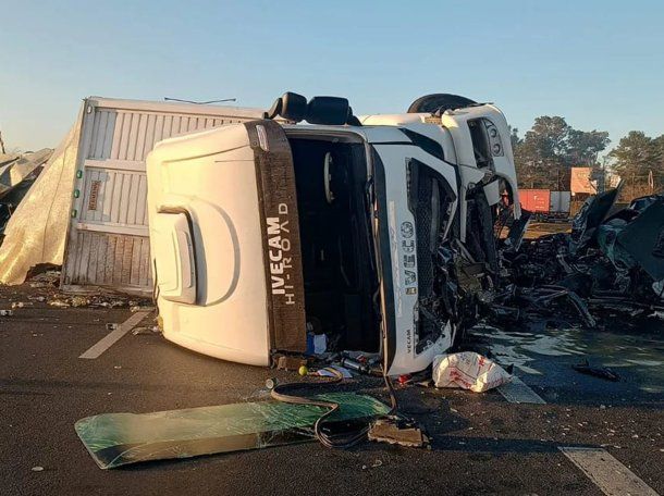 Así quedó el camión tras cruzarse de mano y chocar a una camioneta