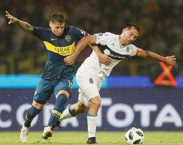 Zárate y Rinaudo peleando por el balón (foto: prensa Boca)