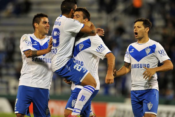 Vélez venció a The Strongest en una ráfaga y alcanzó la punta del grupo