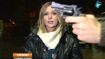amenazan a una reportera en camara durante un noticiero en serbia amenazan a una reportera en camara durante un noticiero en serbia