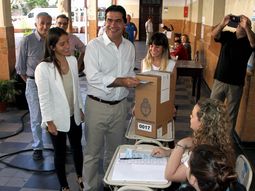 capitanich: hay que festejar los 30 anos de democracia capitanich: hay que festejar los 30 anos de democracia