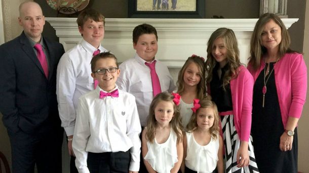 Una madre adoptó a los seis hijos de su amiga que murió de cáncer